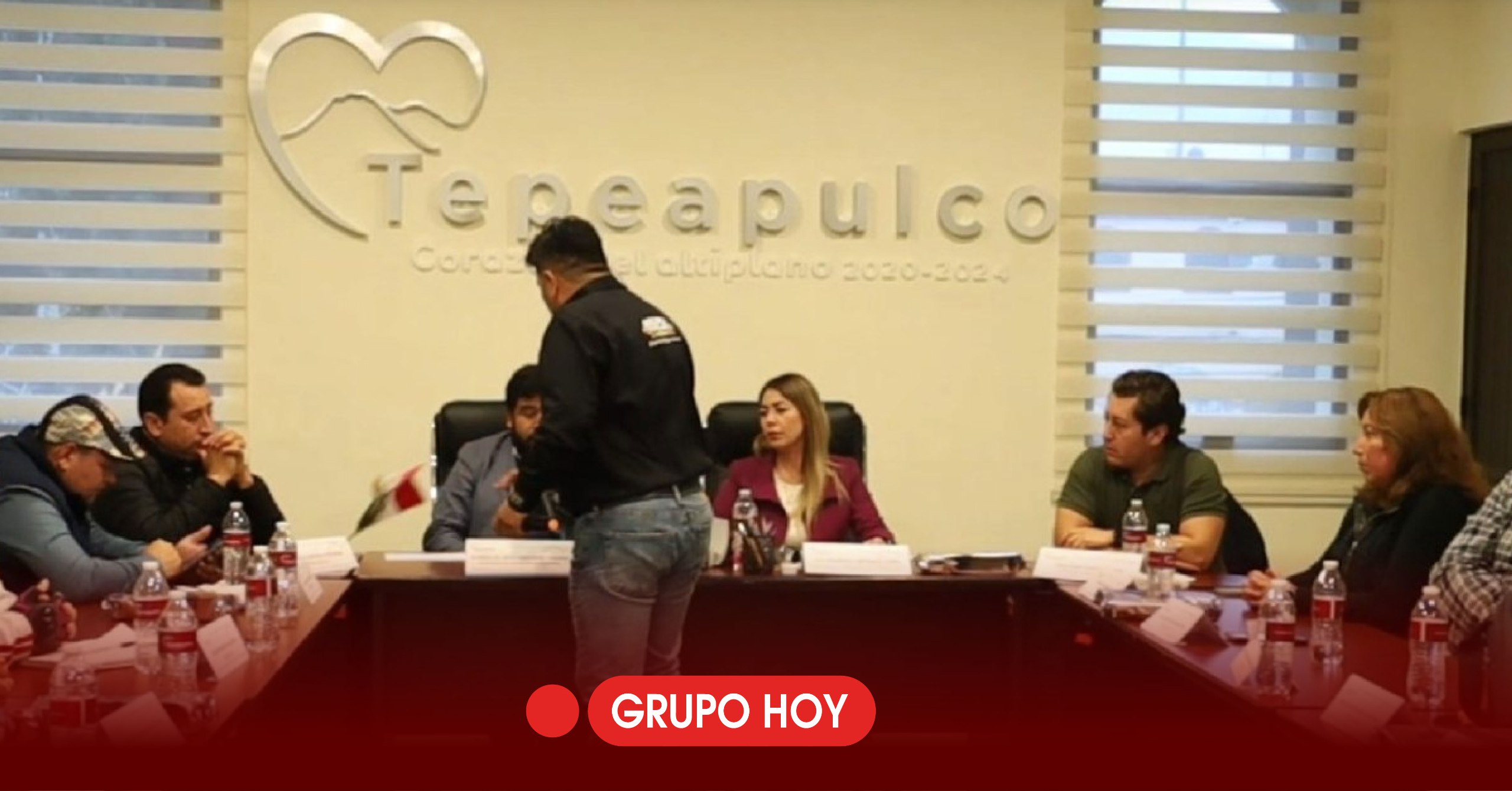 Confrontación en sesión de cabildo en Tepeapulco: Francisco Hernández desalojado por fuerza pública